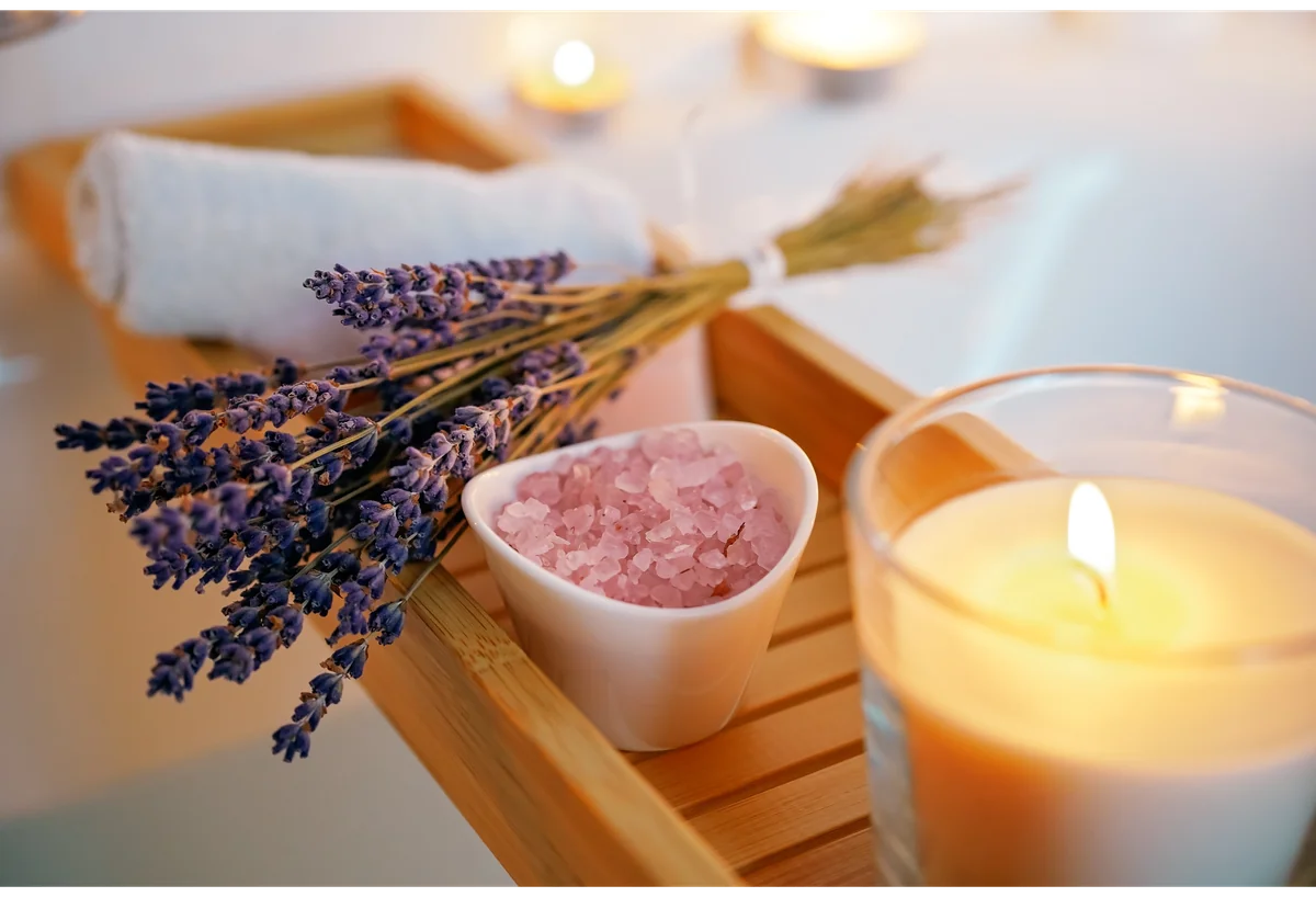 Bougie entourée de brins de lavande