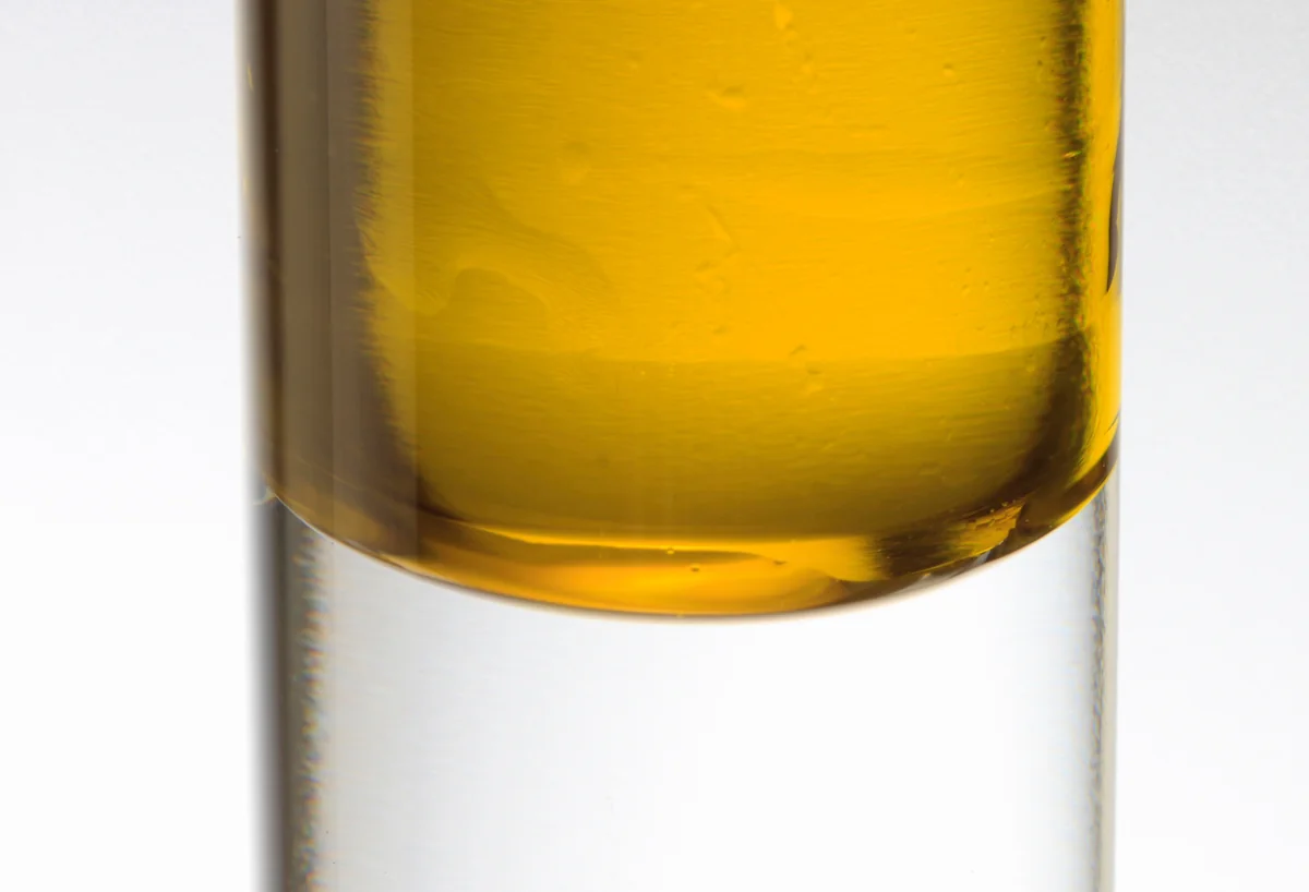Décantation de l’huile essentielle et de l’hydrolat après distillation