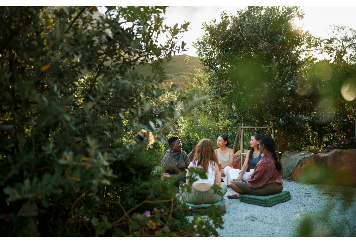 Groupe de personnes réunies en plein air dans un jardin