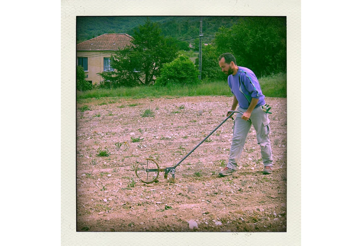 Travail manuel de la terre pour la culture artisanale de plantes au Moulin de mon Père